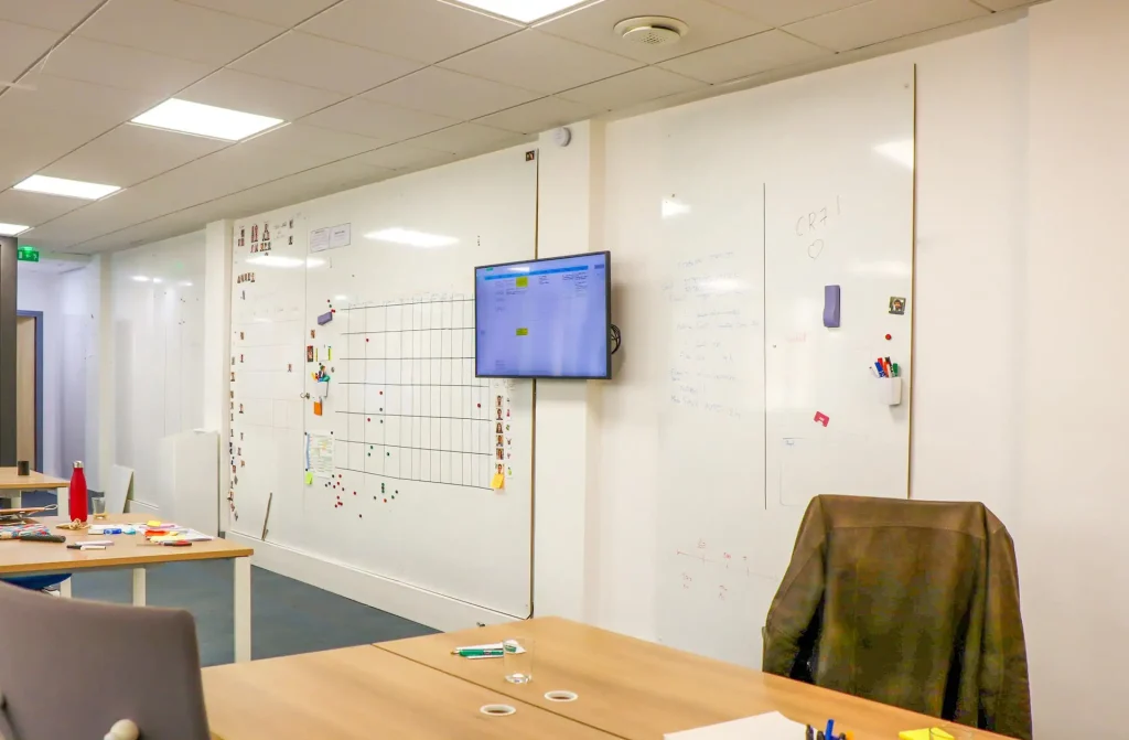 L'image représente "Proyecto de integración audiovisual Google Meet Hardware en Theodo" par Wipple - Vous allez aimer vos salles de réunion.